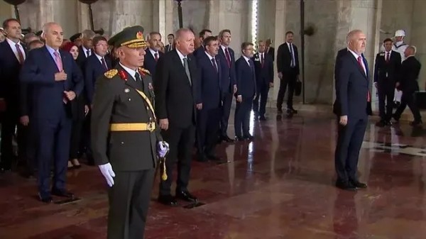 Büyük Zaferin 103'üncü yıl dönümü! Cumhurbaşkanı Erdoğan Anıtkabir'i ziyaret etti